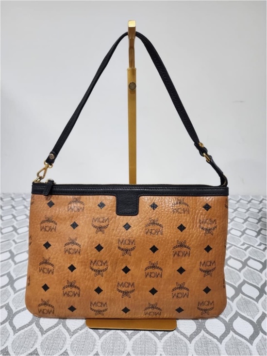 MCM Visetos Liz Shopper Tote Pouch Cognac Black 1844205  Authentic MCM Visetos Liz Shopper Pochette Cognac/Black